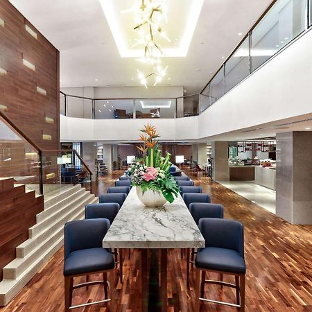 فندق هيلتون كوتا كينابالو المظهر الخارجي الصورة The interior of the lounge