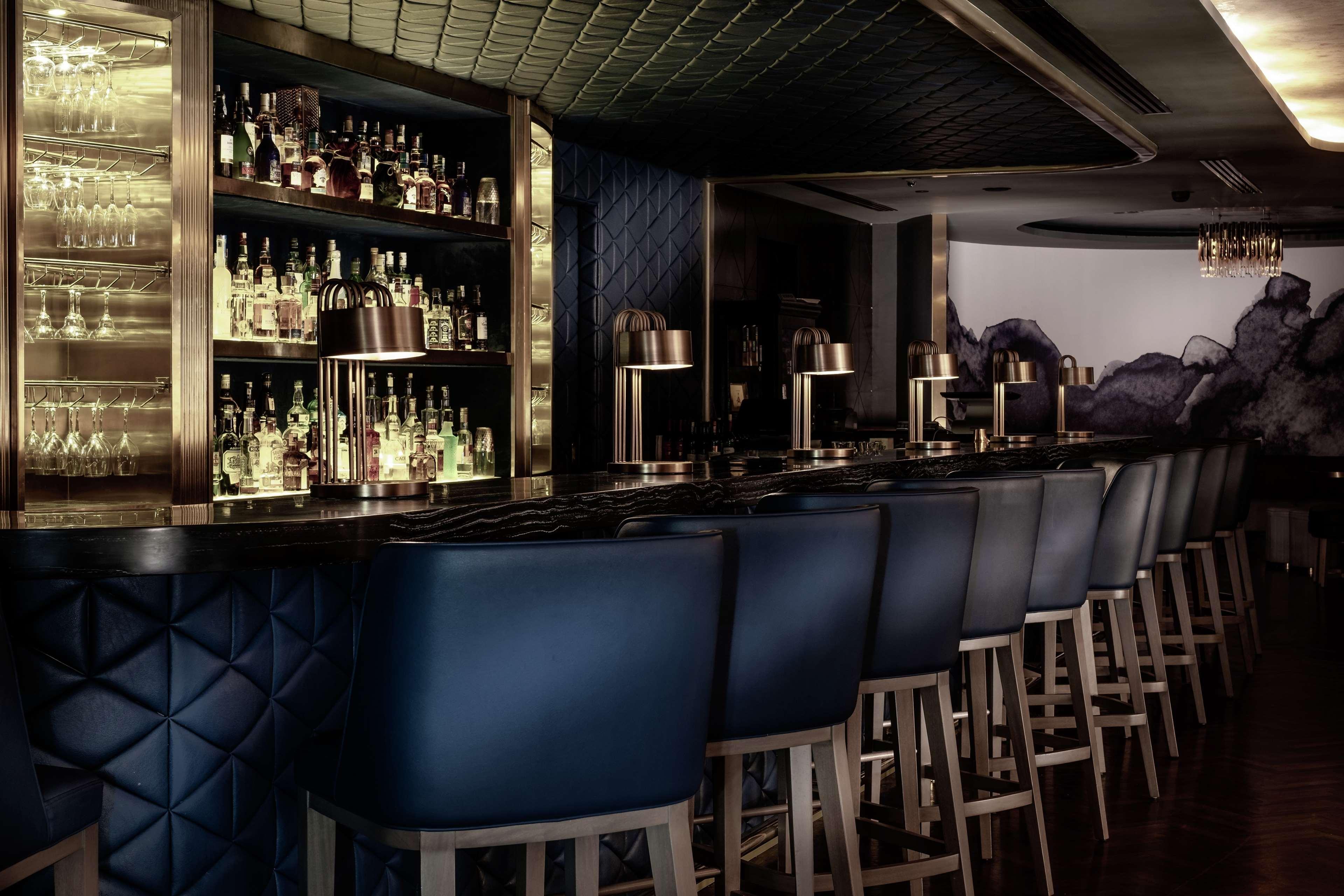 فندق هيلتون كوتا كينابالو المظهر الخارجي الصورة The bar at the London Edition