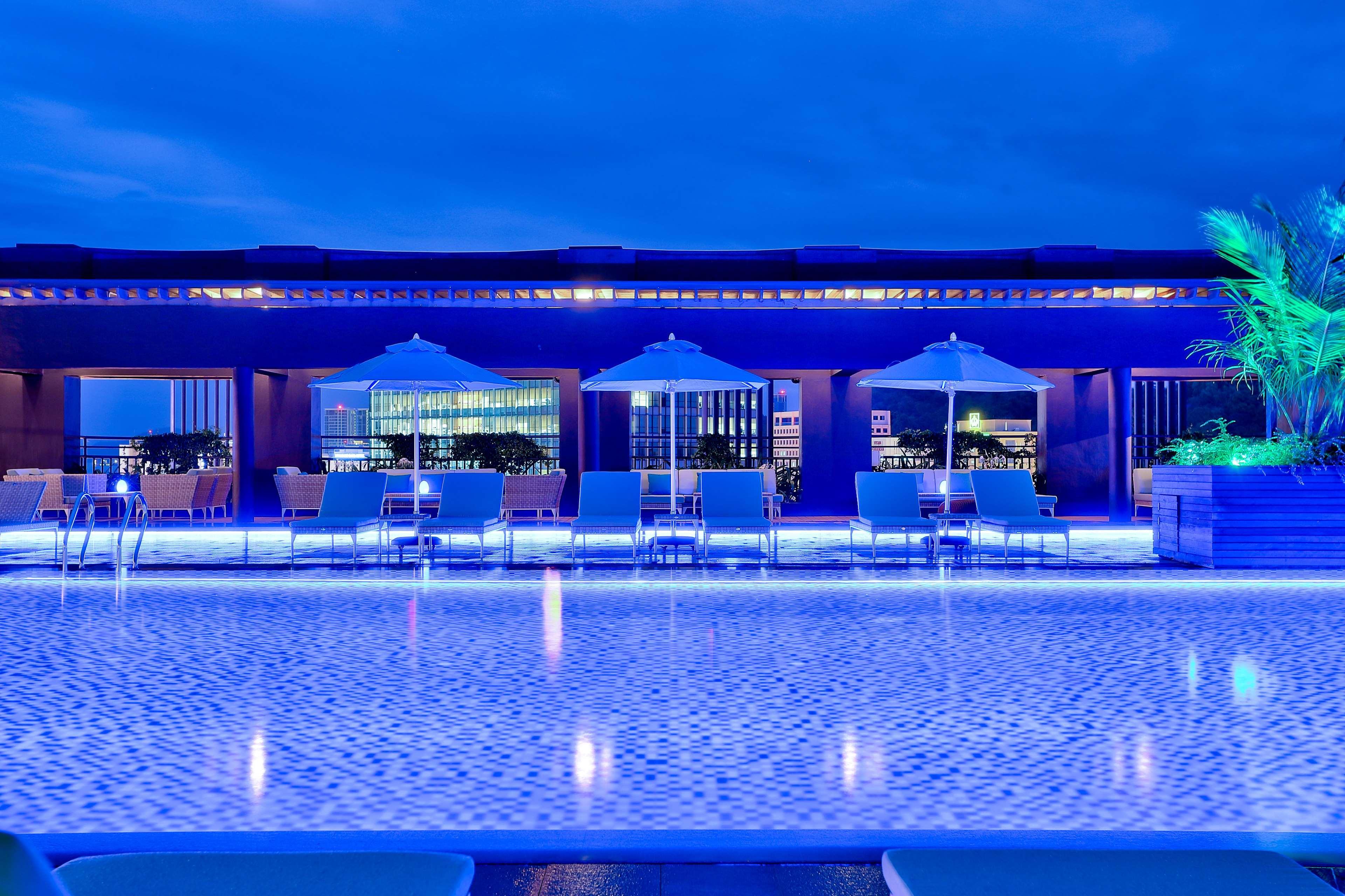 فندق هيلتون كوتا كينابالو المظهر الخارجي الصورة The pool at the hotel