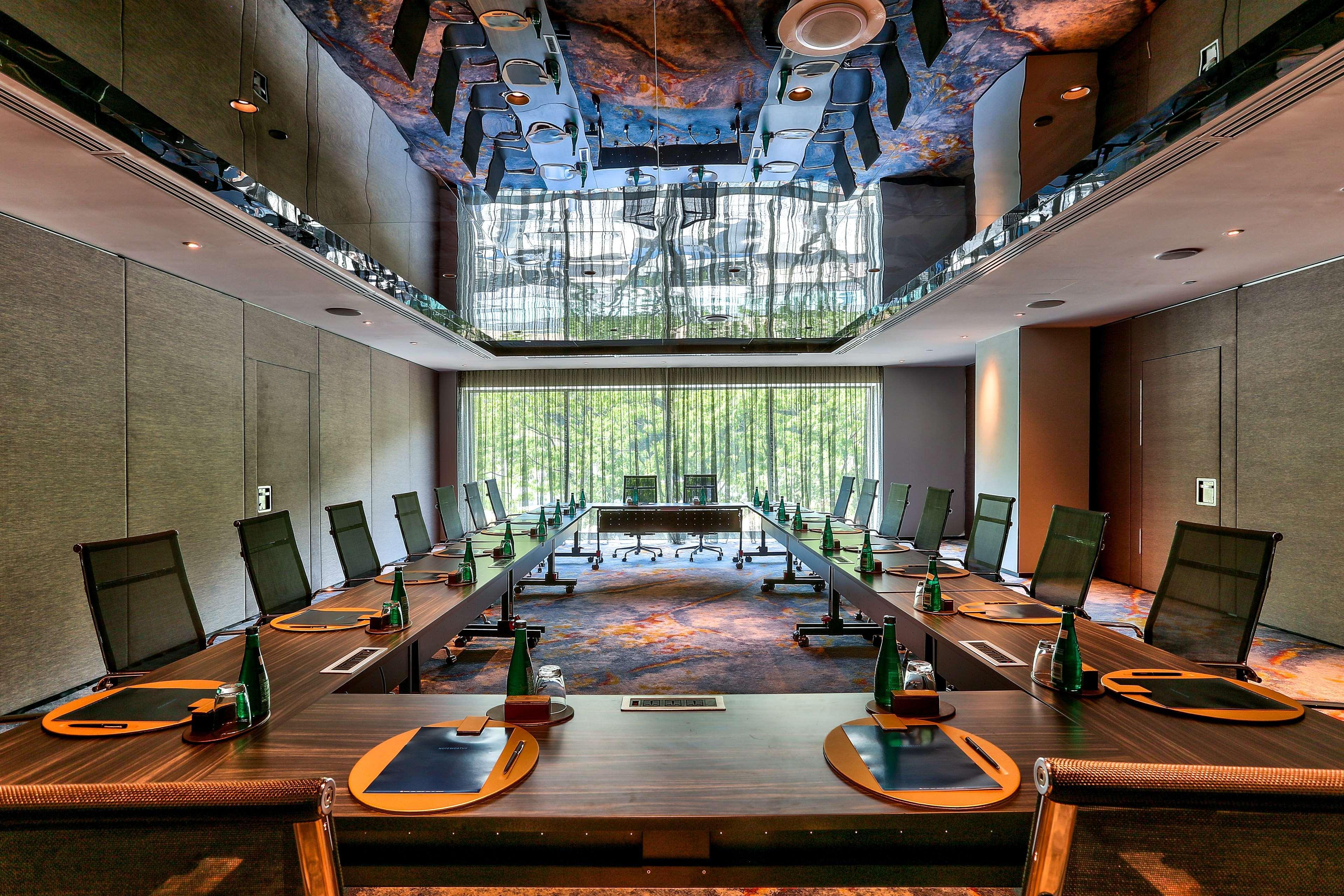 فندق هيلتون كوتا كينابالو المظهر الخارجي الصورة Meeting room at the Mandarin Oriental, Munich