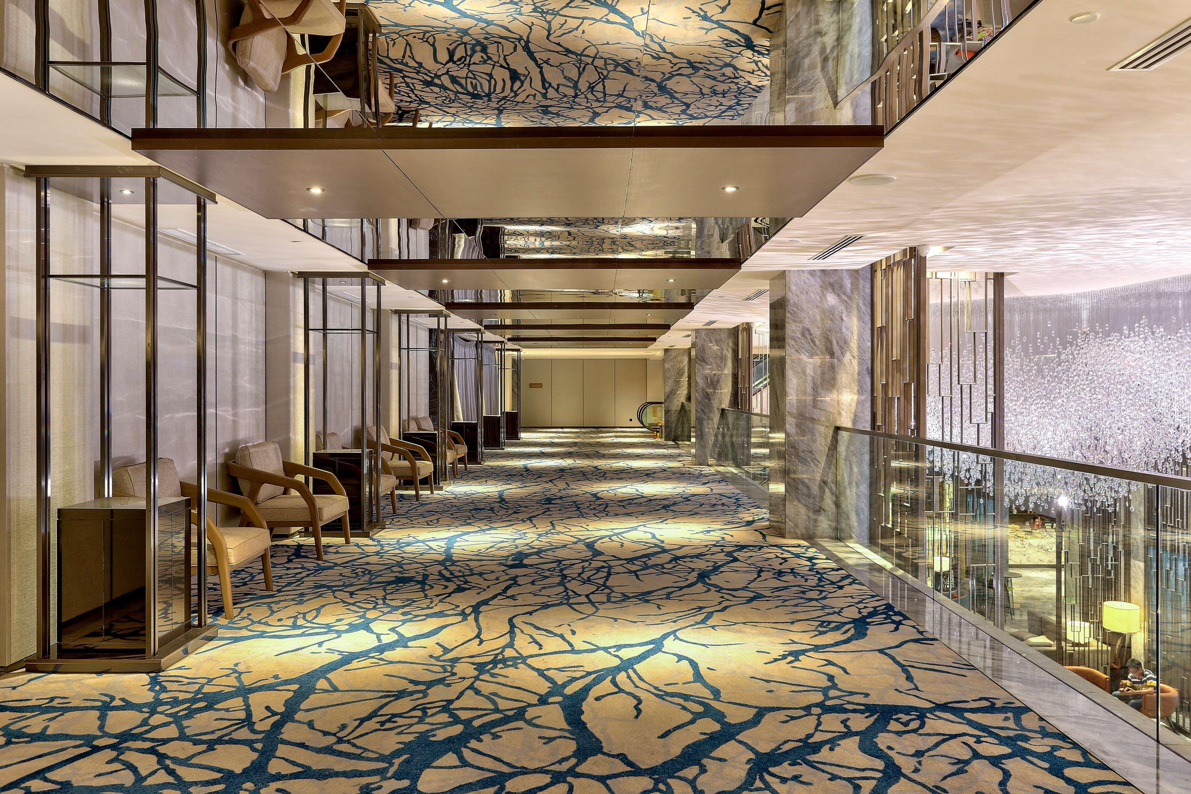 فندق هيلتون كوتا كينابالو المظهر الخارجي الصورة The interior of the hotel