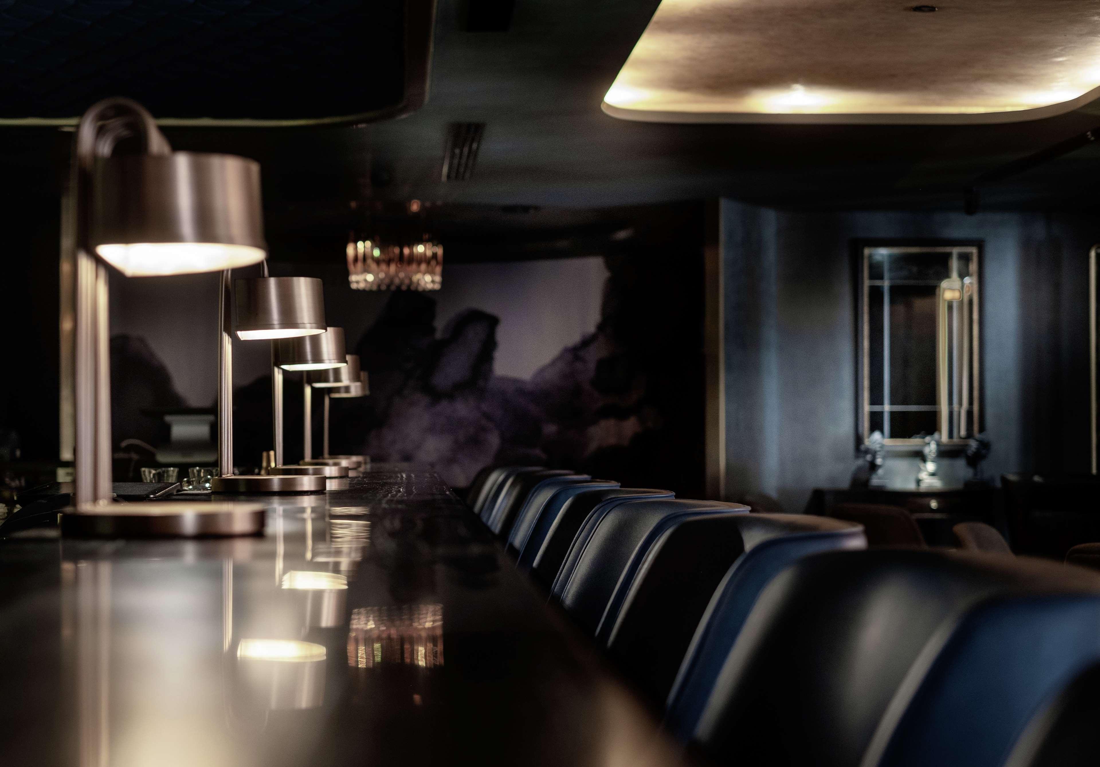 فندق هيلتون كوتا كينابالو المظهر الخارجي الصورة The bar at the London Edition