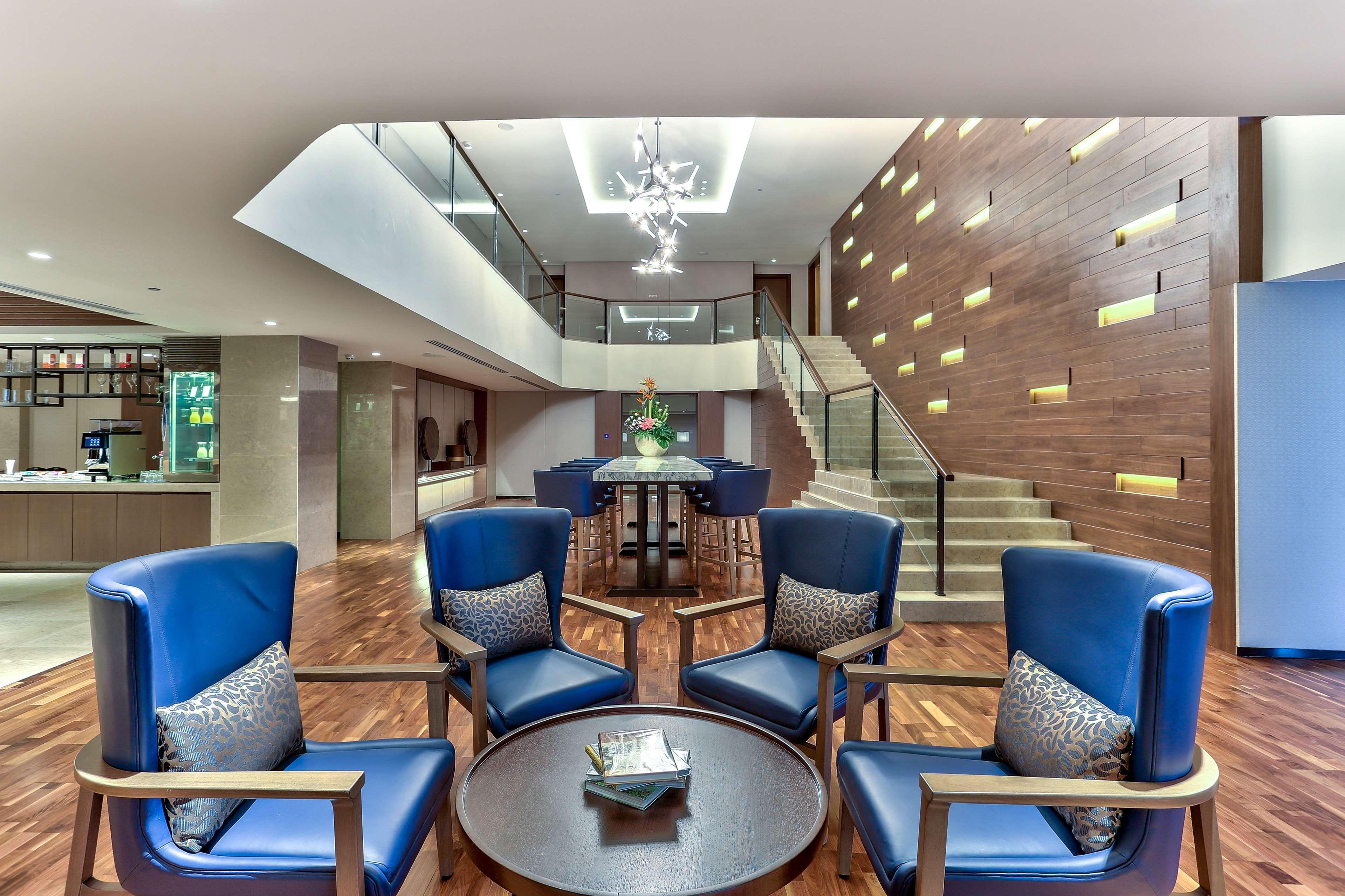 فندق هيلتون كوتا كينابالو المظهر الخارجي الصورة The interior of the lounge