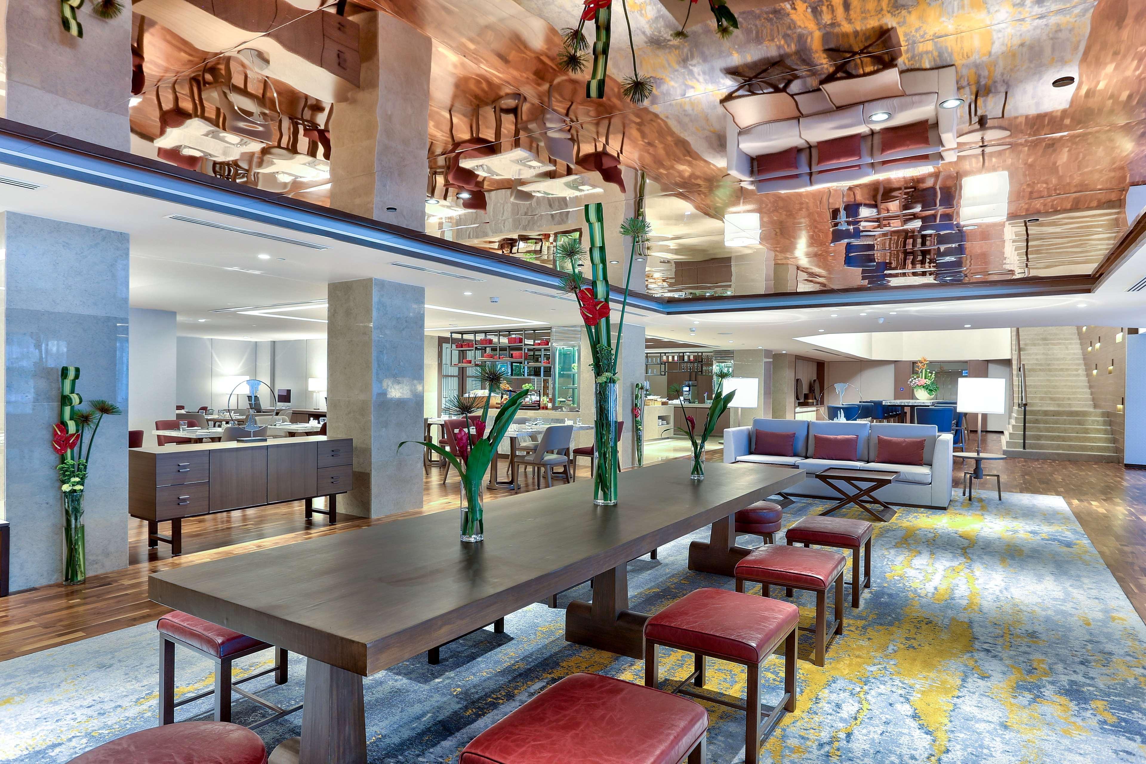 فندق هيلتون كوتا كينابالو المظهر الخارجي الصورة The lobby of the hotel