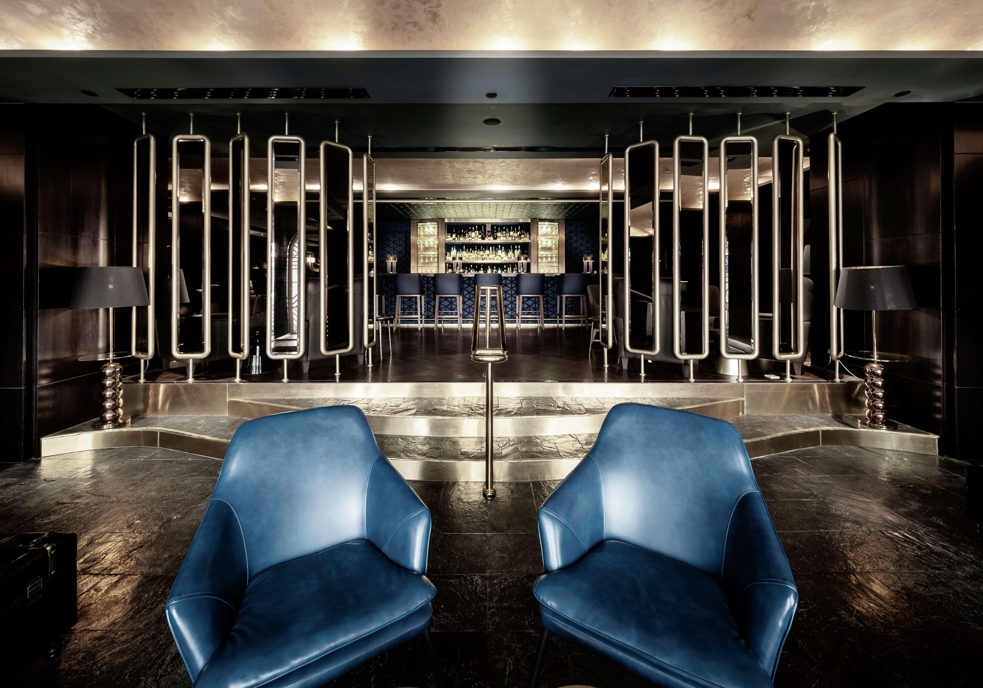 فندق هيلتون كوتا كينابالو المظهر الخارجي الصورة The bar at the 100 Queen's Gate