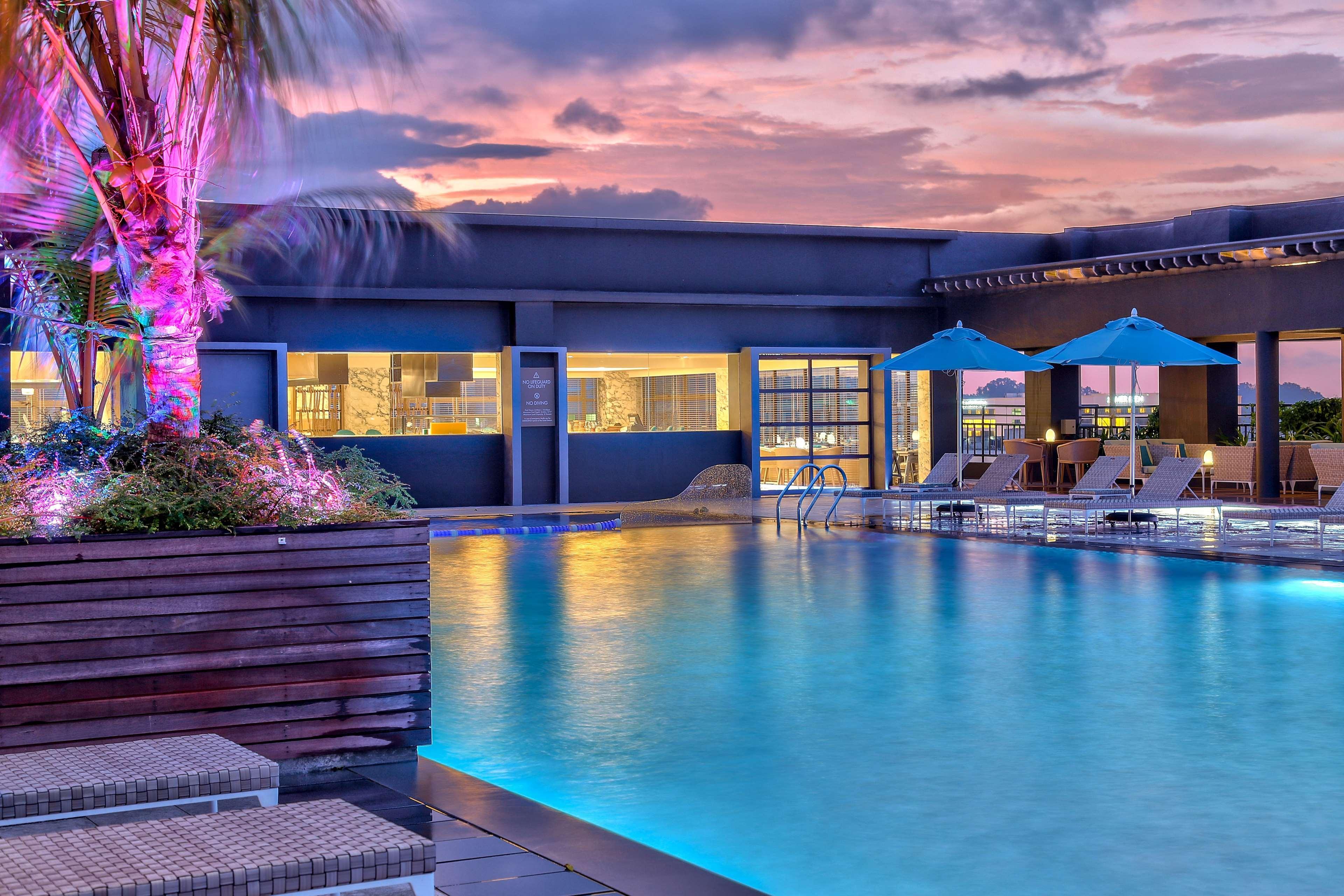 فندق هيلتون كوتا كينابالو المظهر الخارجي الصورة The swimming pool at the hotel