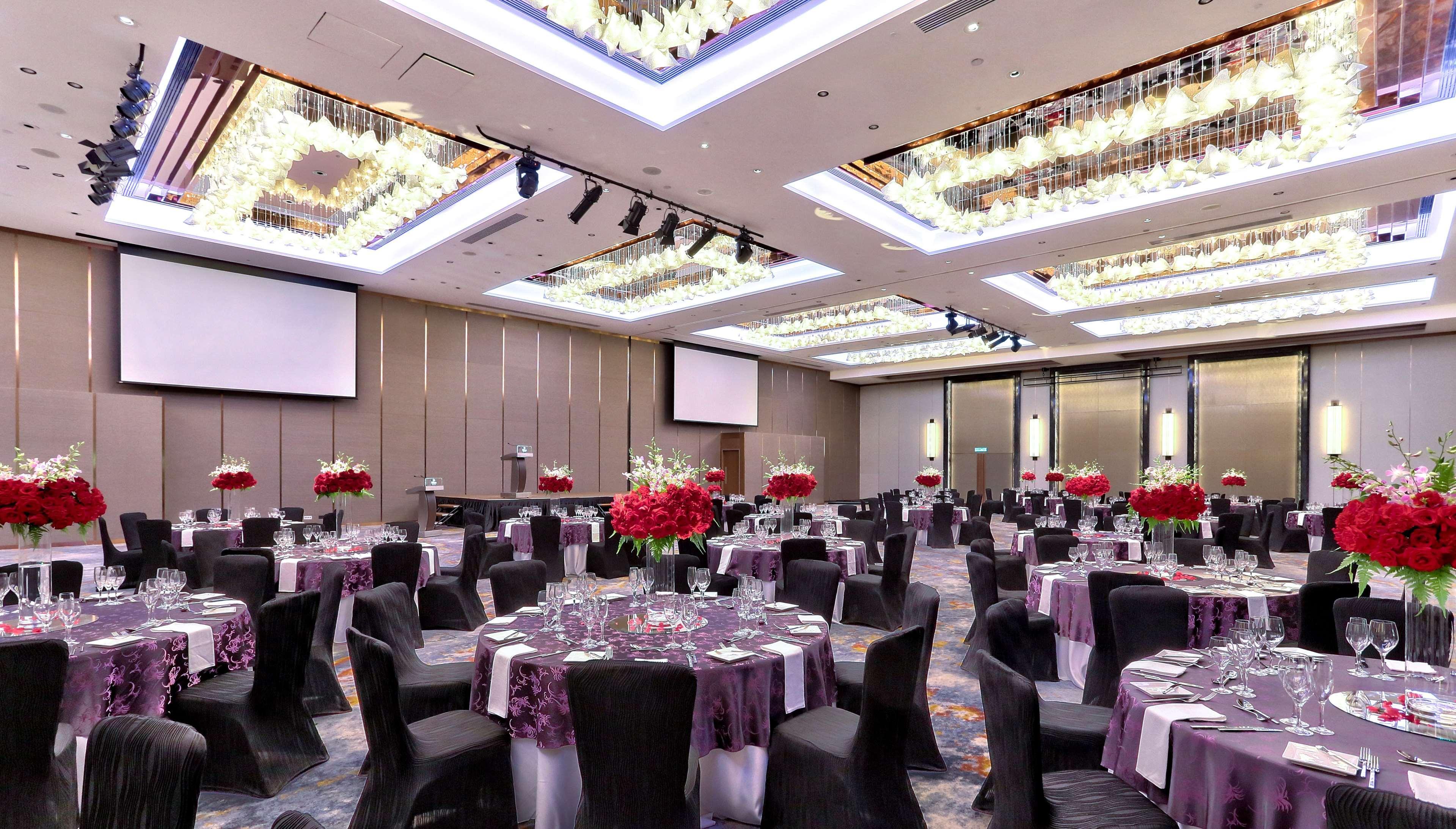 فندق هيلتون كوتا كينابالو المظهر الخارجي الصورة The ballroom of the hotel