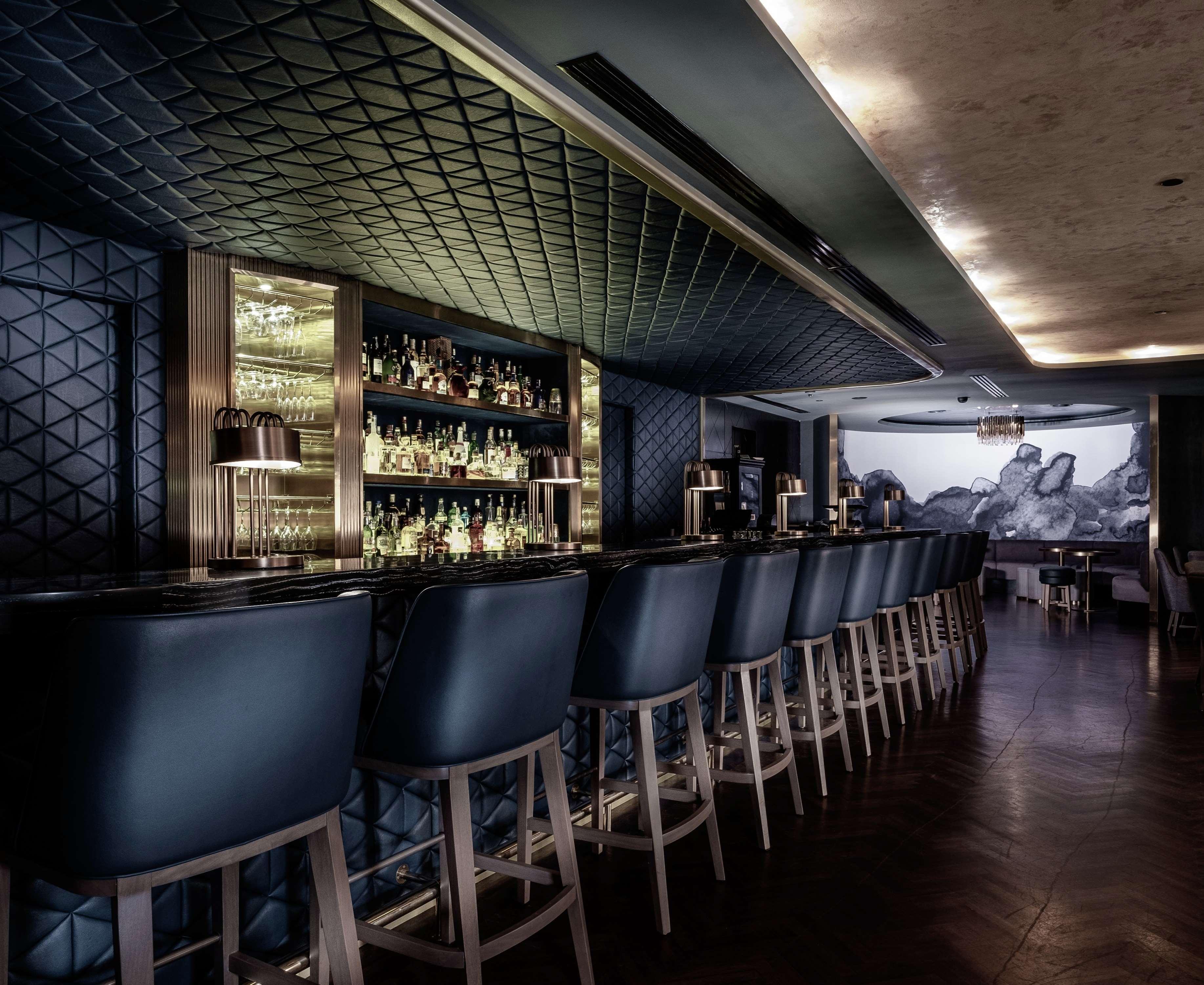 فندق هيلتون كوتا كينابالو المظهر الخارجي الصورة The bar at the 1905 Bar