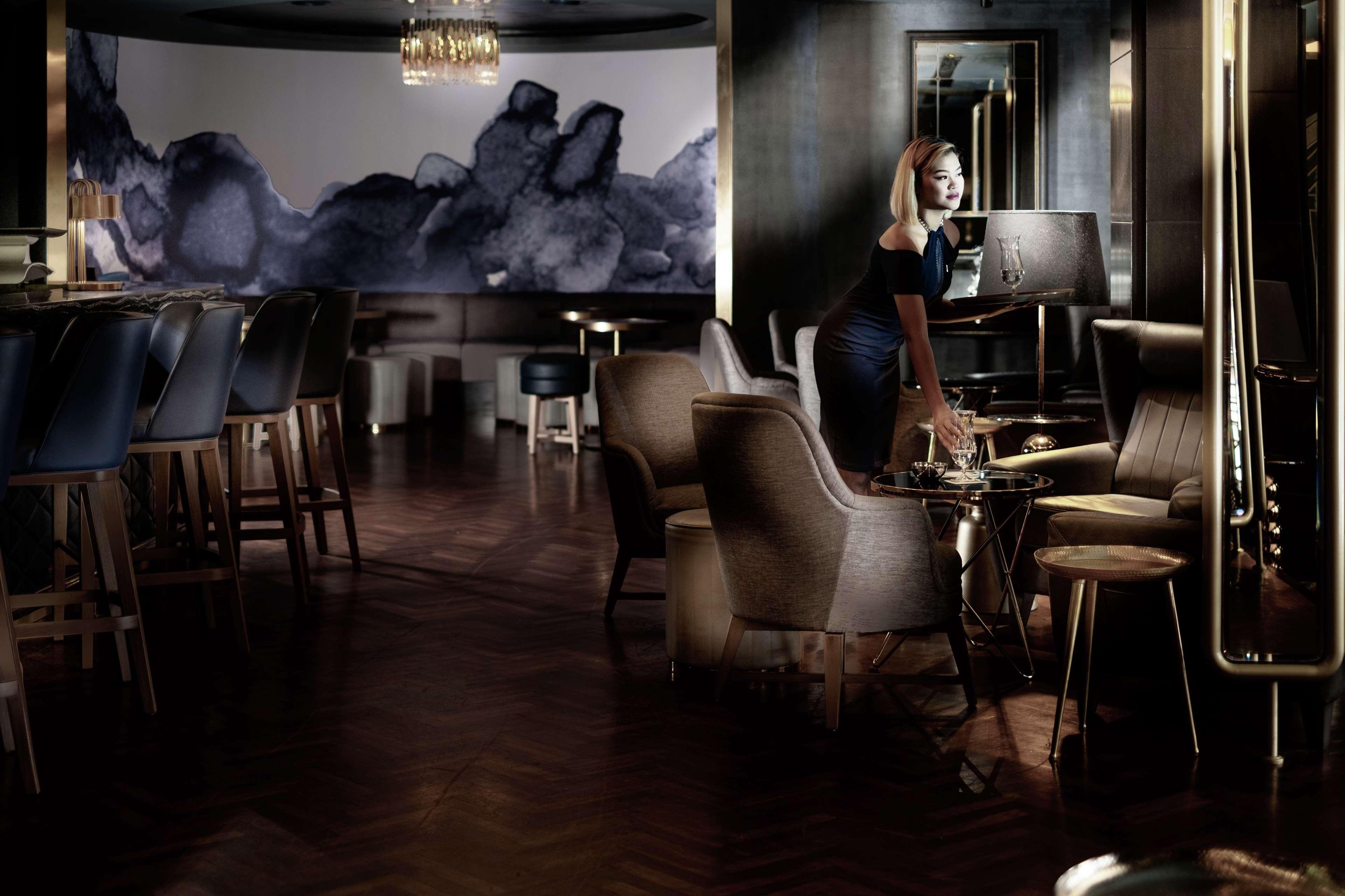فندق هيلتون كوتا كينابالو المظهر الخارجي الصورة The interior of the bar