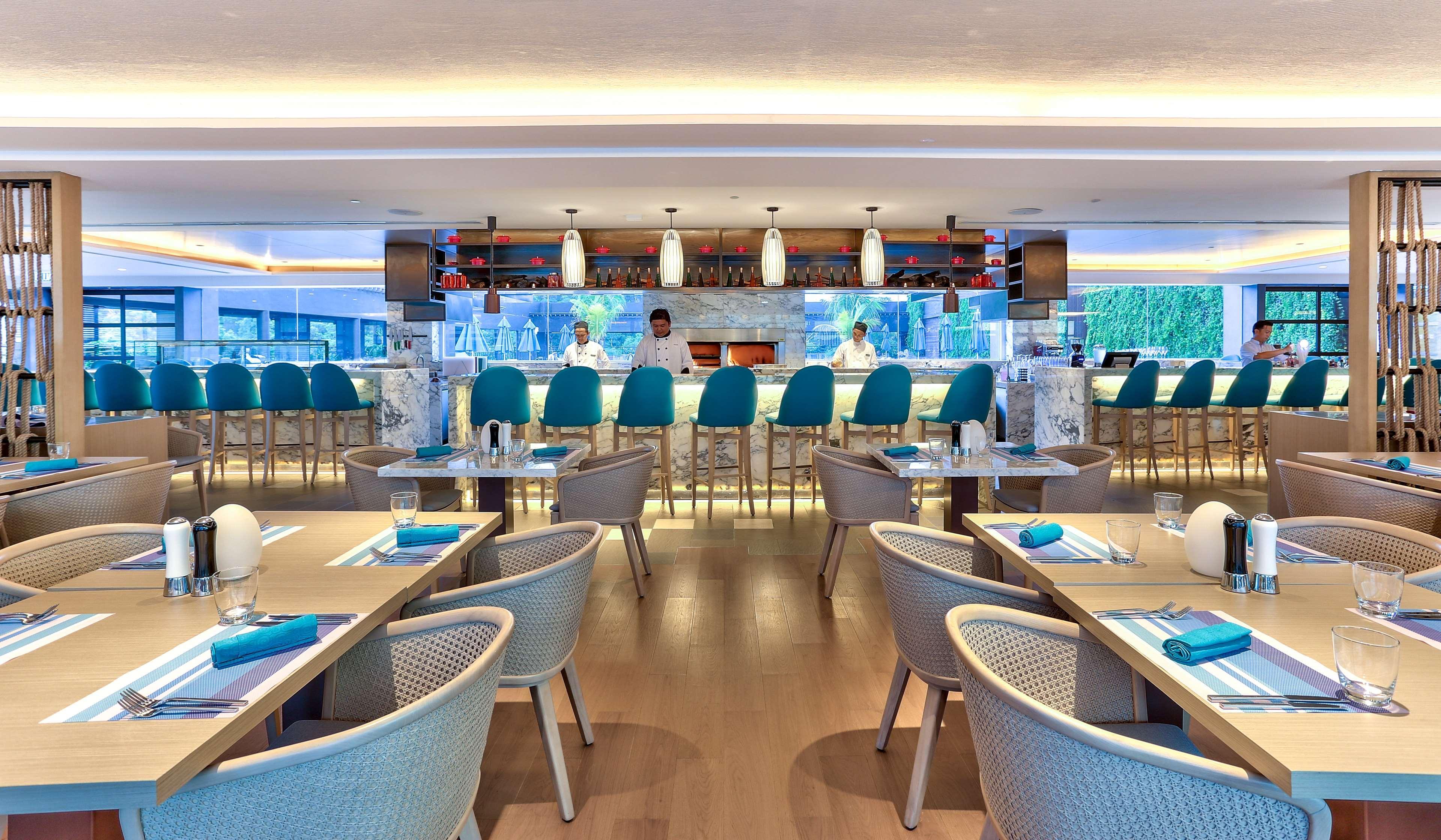 فندق هيلتون كوتا كينابالو المظهر الخارجي الصورة The interior of the restaurant