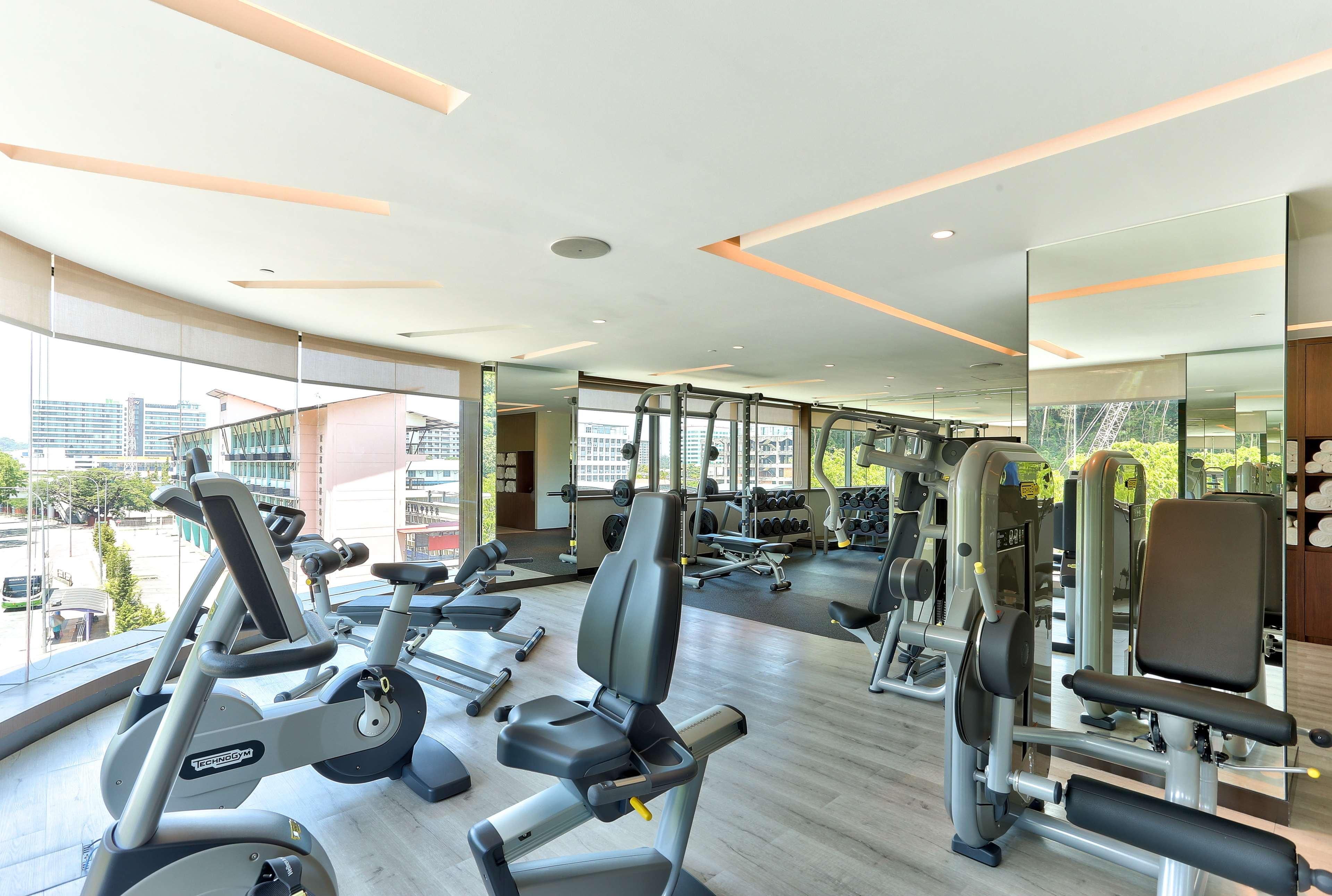 فندق هيلتون كوتا كينابالو المظهر الخارجي الصورة The gym at the hotel