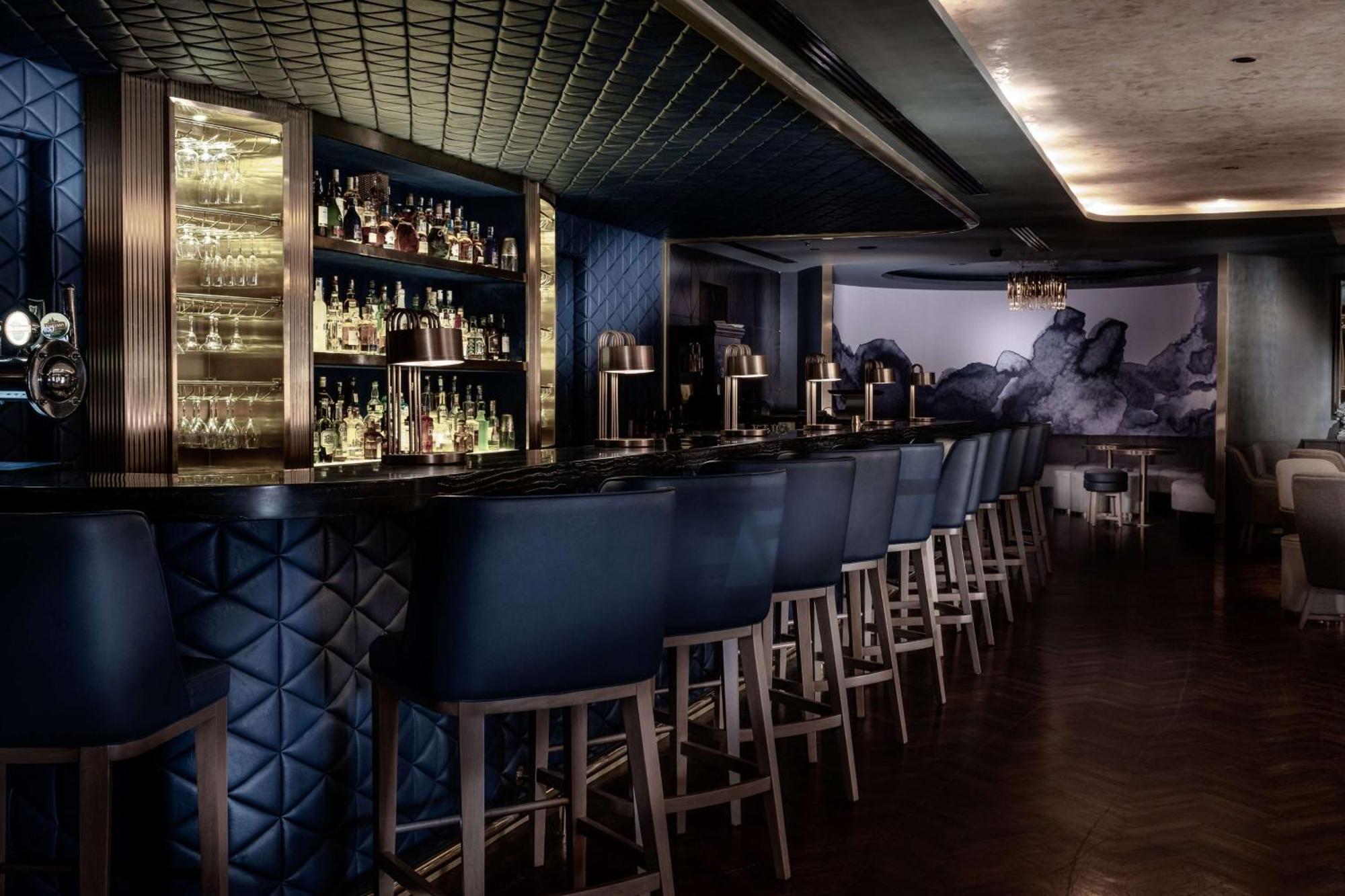 فندق هيلتون كوتا كينابالو المظهر الخارجي الصورة The bar at the Mandarin Oriental, New York