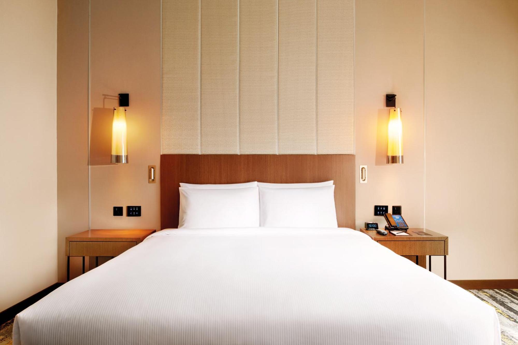 فندق هيلتون كوتا كينابالو المظهر الخارجي الصورة A bedroom at the hotel