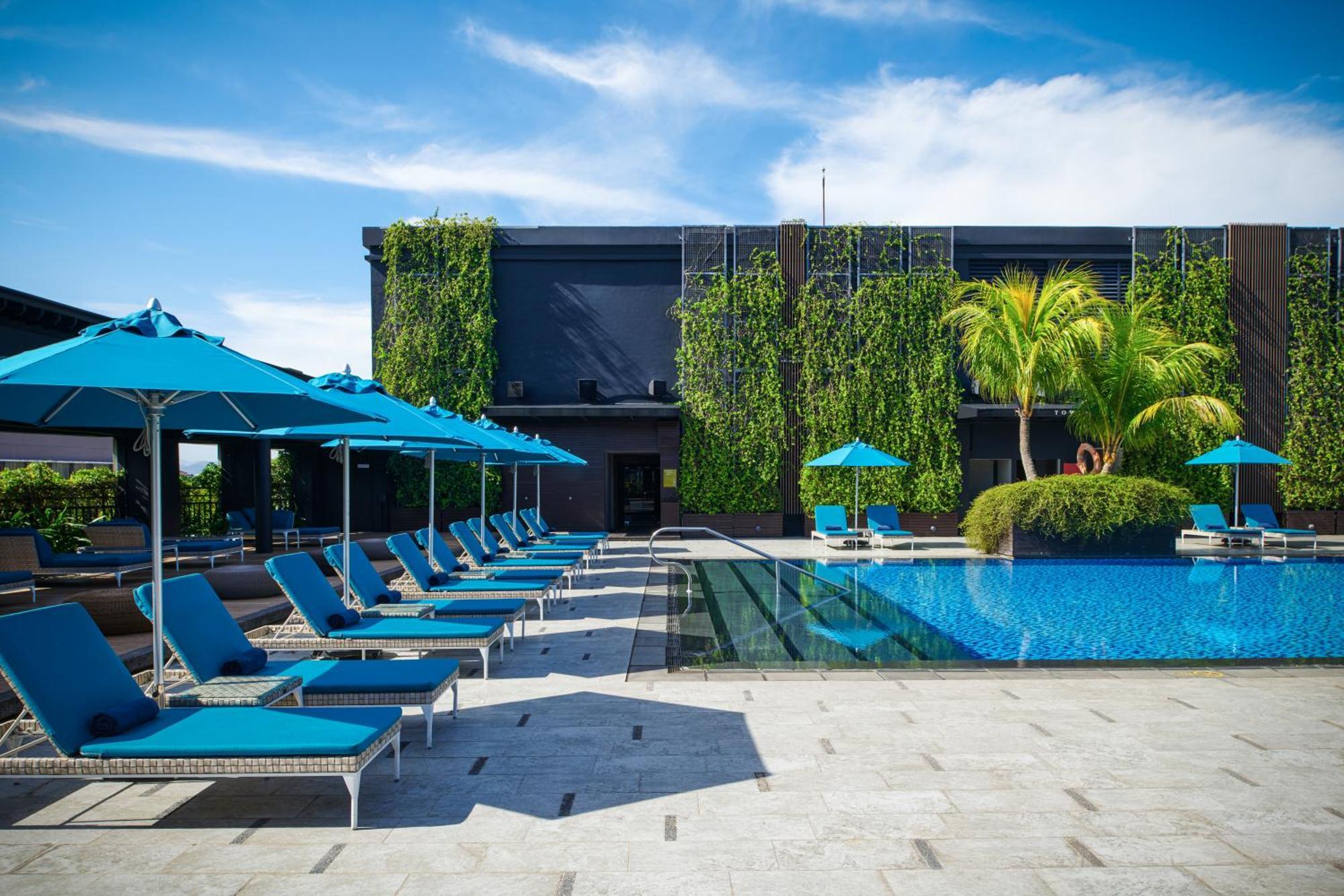 فندق هيلتون كوتا كينابالو المظهر الخارجي الصورة The pool at the hotel