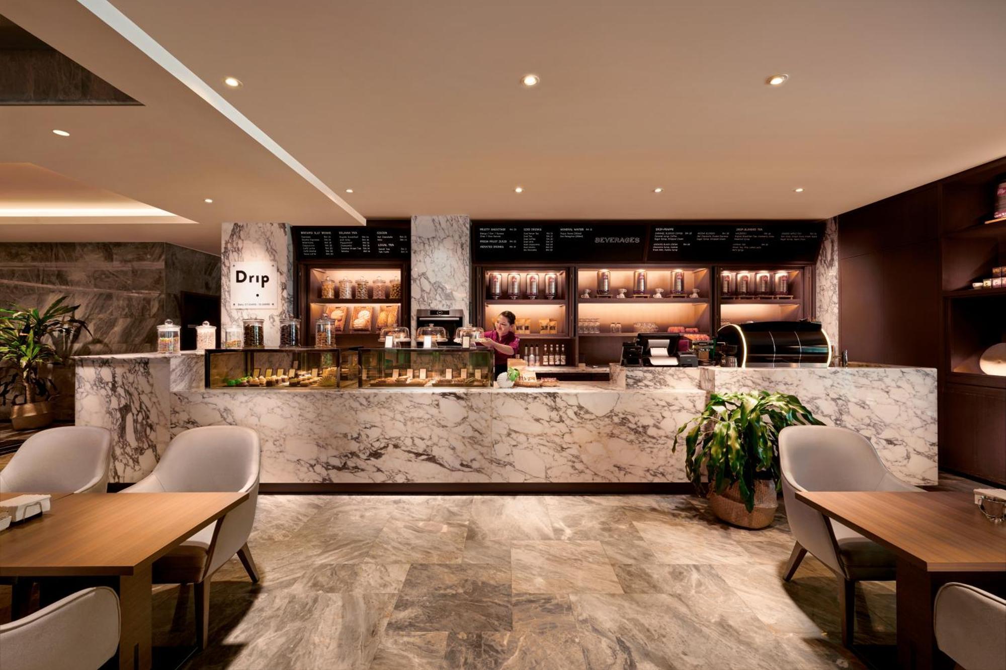 فندق هيلتون كوتا كينابالو المظهر الخارجي الصورة The interior of the new lounge