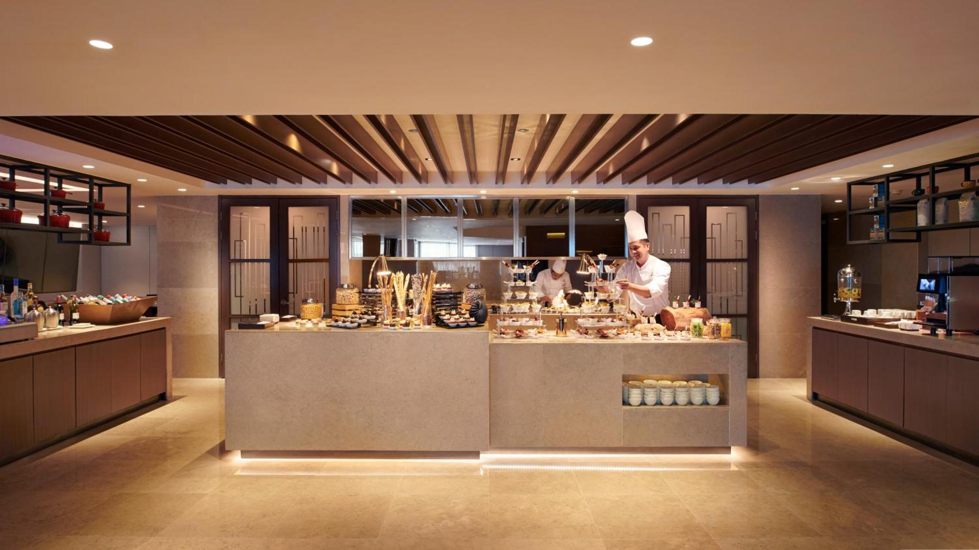 فندق هيلتون كوتا كينابالو المظهر الخارجي الصورة The buffet at the lounge