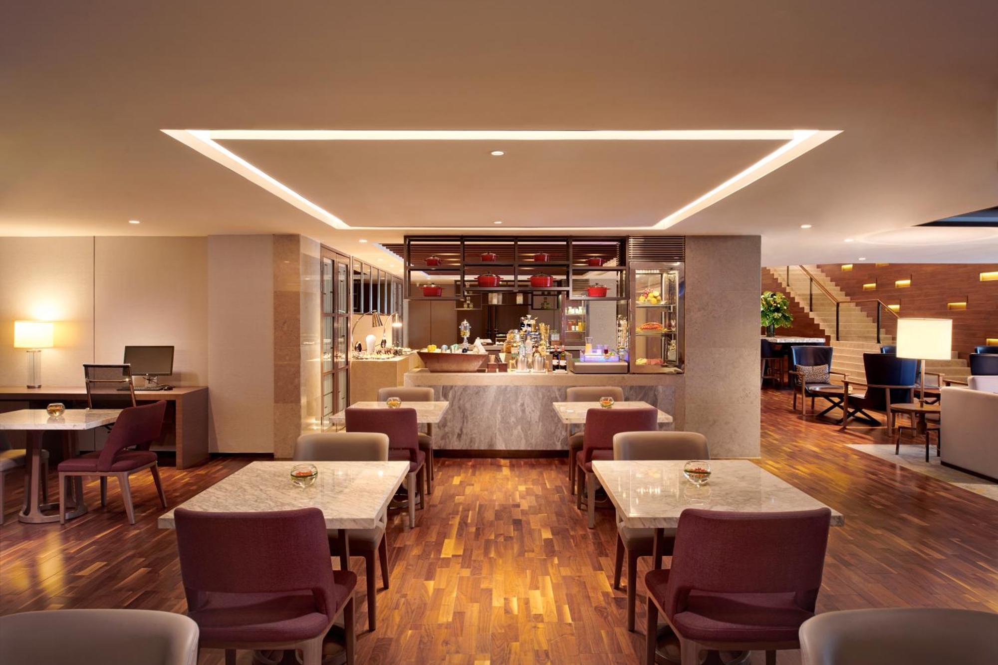 فندق هيلتون كوتا كينابالو المظهر الخارجي الصورة The lounge at the airport
