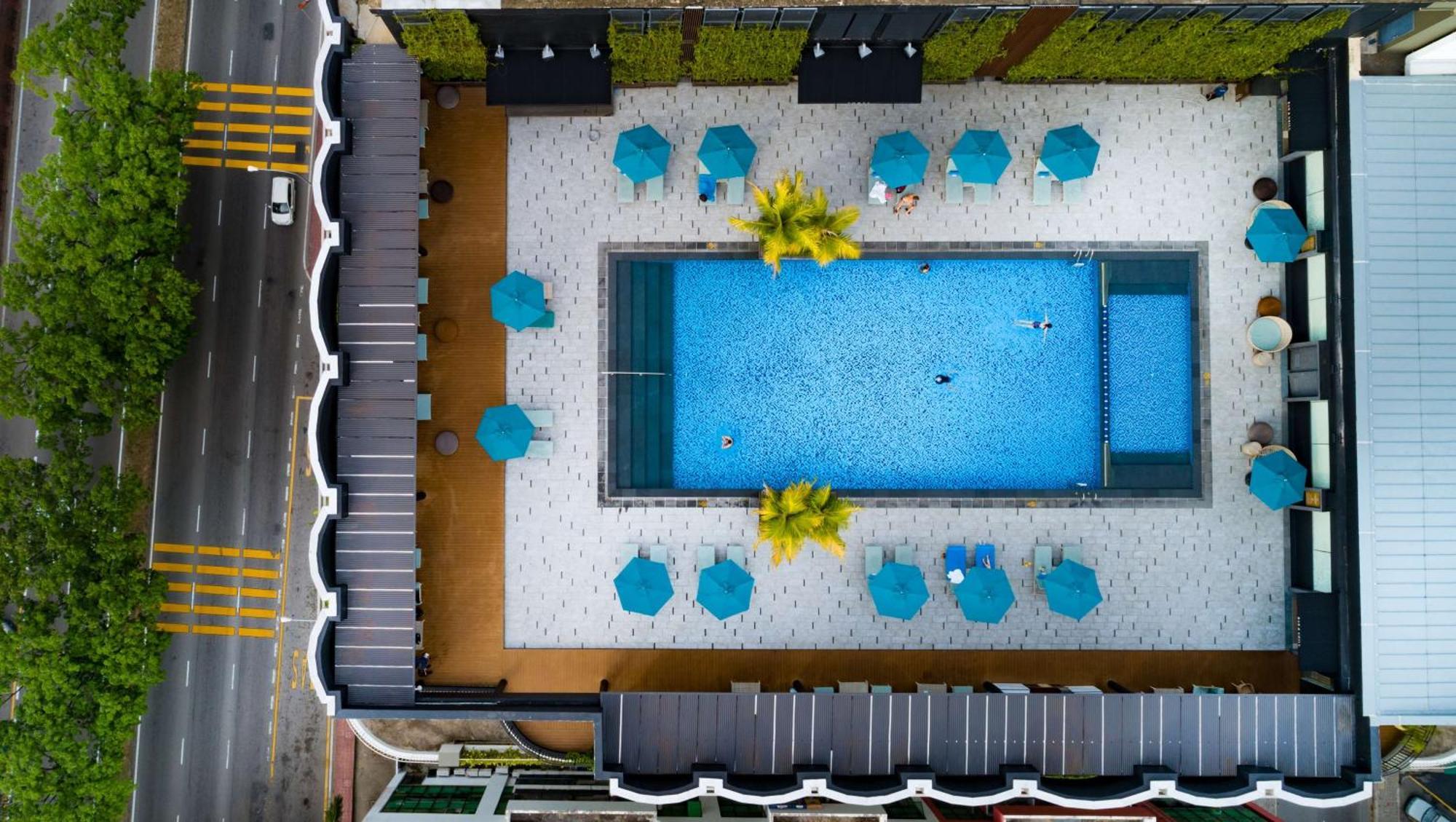 فندق هيلتون كوتا كينابالو المظهر الخارجي الصورة Aerial view of the pool