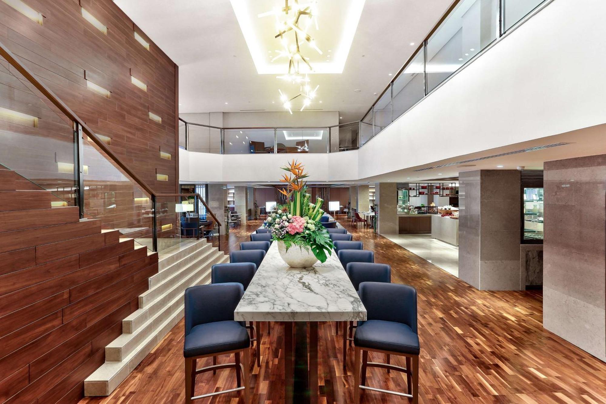 فندق هيلتون كوتا كينابالو المظهر الخارجي الصورة The interior of the lounge
