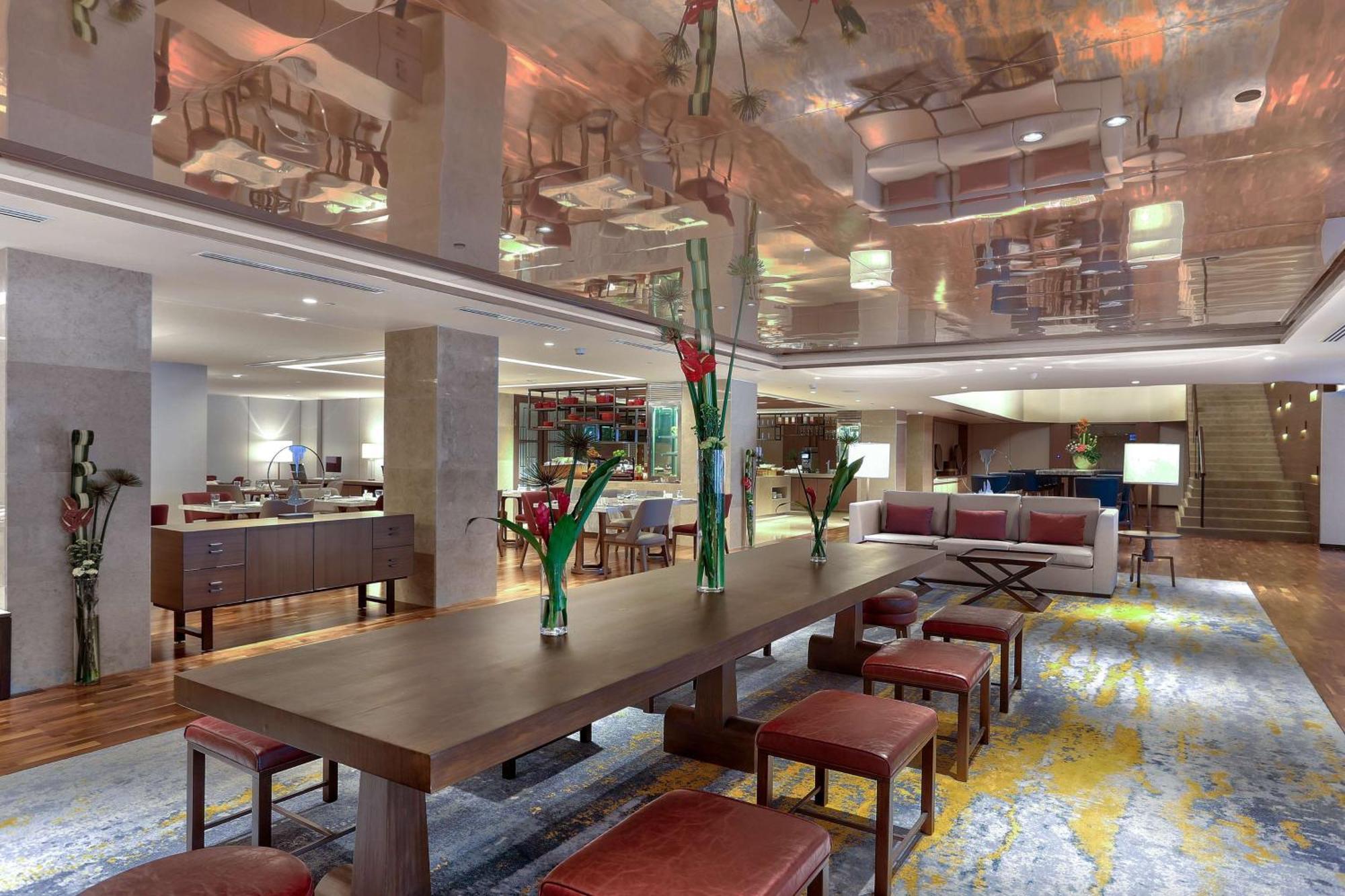 فندق هيلتون كوتا كينابالو المظهر الخارجي الصورة The lobby of the hotel